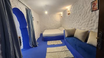 5 bedrooms, WiFi, bed sheets