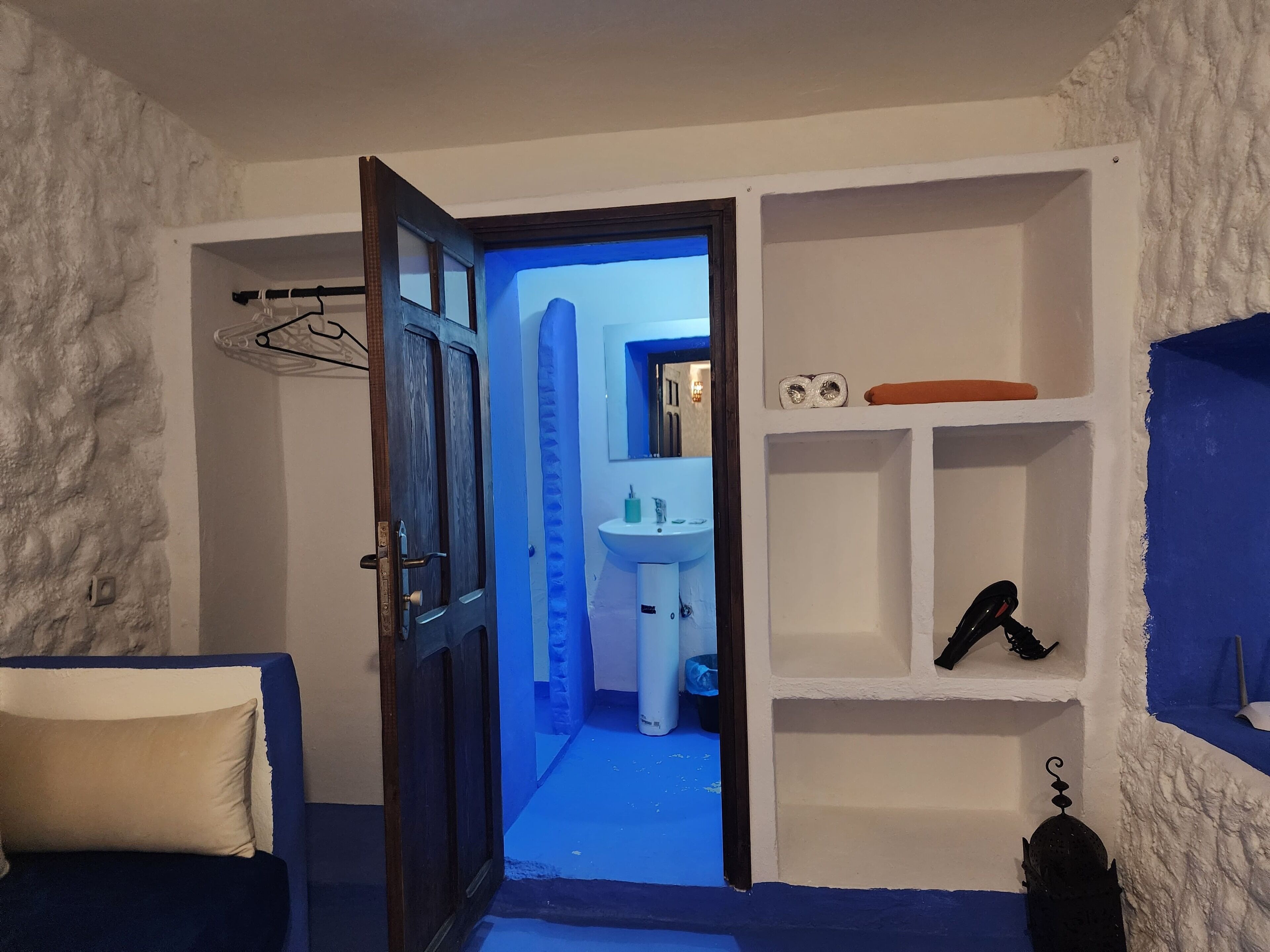 Secadora de cabello, bidet, toallas, jabón 