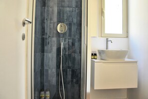 Dusche, Haartrockner, Bidet, Handtücher