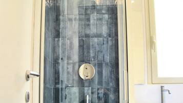 Douche, sèche-cheveux, bidet, serviettes fournies