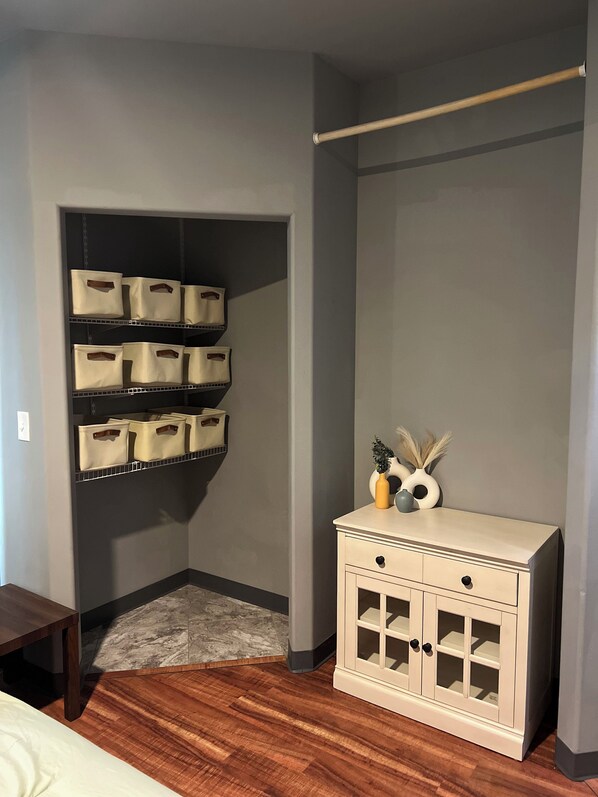 2 chambres, bureau, fer et planche Ă repasser, lit parapluie