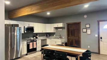 Frigorífico, microondas, horno y placa de cocina