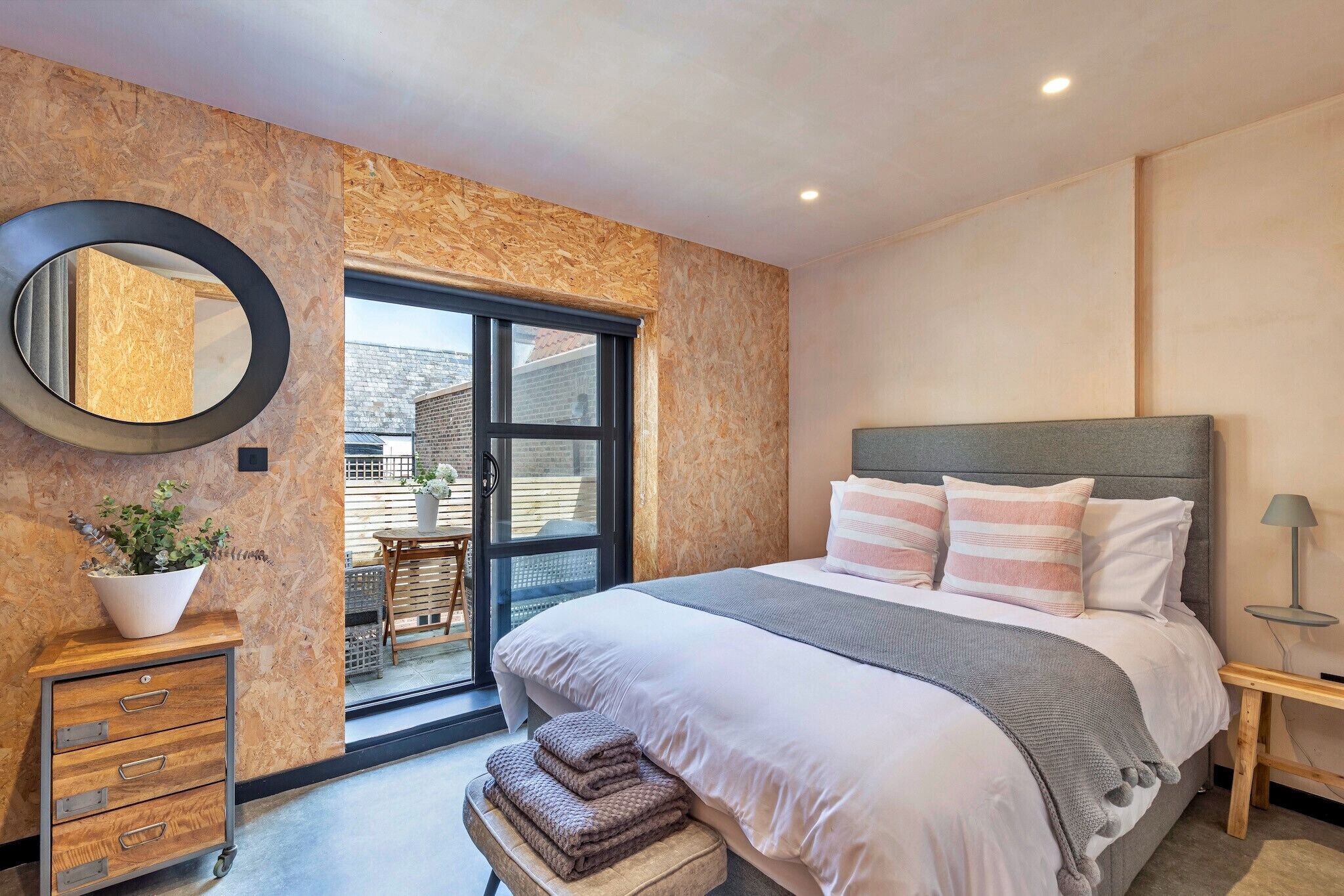 2 slaapkamers, een strijkplank/strijkijzer, gratis wifi, beddengoed