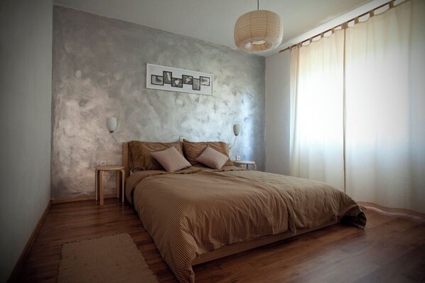 2 bedrooms, internet, bed sheets