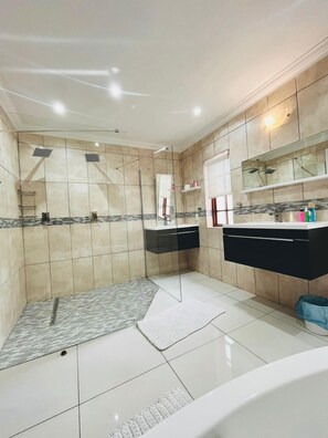 Luxury Double Room | Bathroom | Towels, soap, shampoo, toilet paper