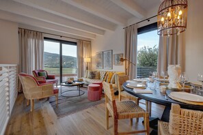 Villa, 3 Bedrooms, Hot Tub, Hill View | Living area