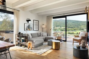 Villa, 4 slaapkamers, bubbelbad, uitzicht op heuvels | Woonruimte | Smart-tv