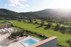 Villa, 4 chambres, baignoire Ă remous, vue sur la colline | Vue sur le terrain de golf