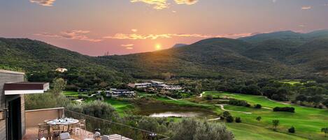 Vila, 4 kamar tidur, hot tub, pemandangan bukit | Pemandangan lapangan golf