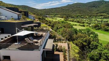 Villa, 3 chambres, bain à remous, vue colline | Vue depuis le balcon