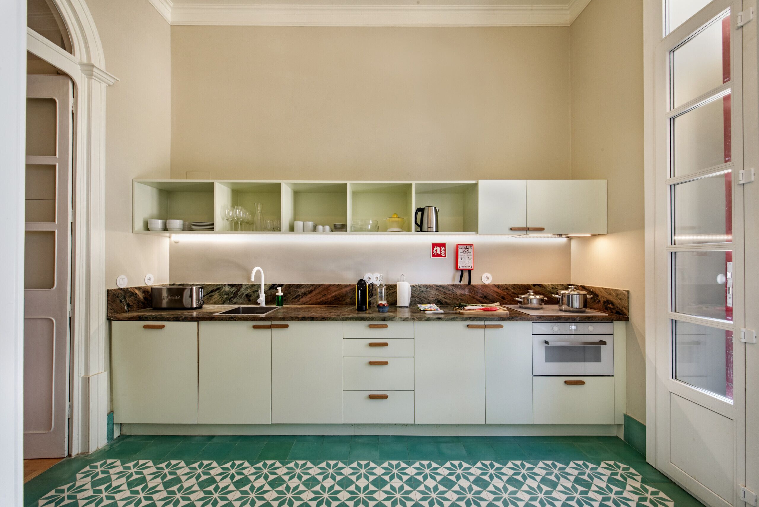 Frigorífico, microondas, horno y placa de cocina