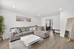 Smart TV - Modern South Tampa Retreat Near Beaches, Dining & Airport (Tampa)