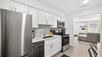 Réfrigérateur, micro-ondes, four, plaque de cuisson