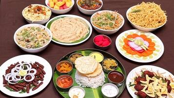 Diversos pratos indianos dispostos sobre uma mesa.