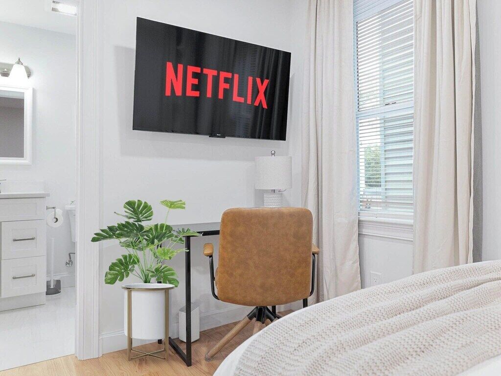 4 bedrooms, desk, iron/ironing board, travel crib