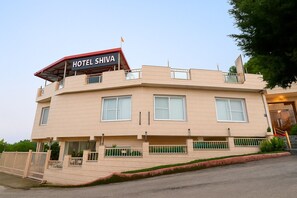Front of property - Hotel Shiva Lake - Near Mussoorie Lake (Mussoorie)
