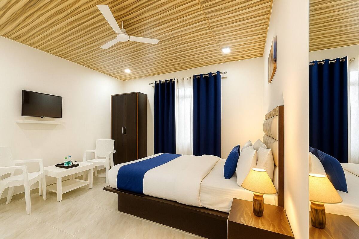 Deluxe Room | Memory-foam beds, soundproofing, iron/ironing board, bed sheets