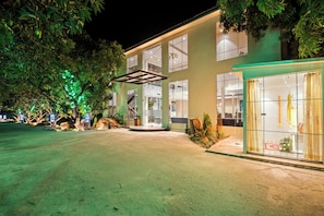 Daily buffet breakfast (INR 500 per person)