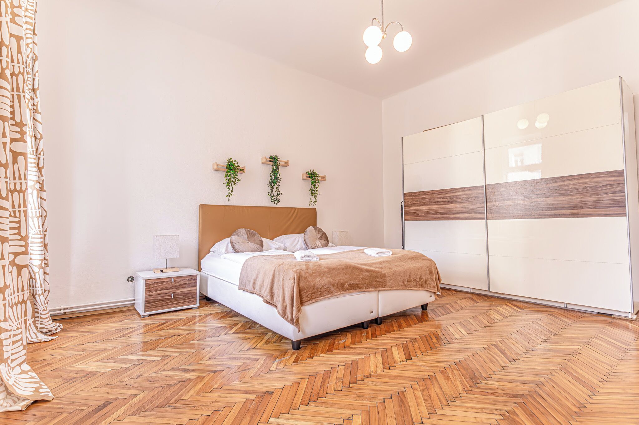 Une chambre à coucher avec un lit, une table de chevet et une armoire.