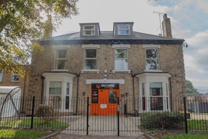 Front of property - Hullywood Rooms (Hull)
