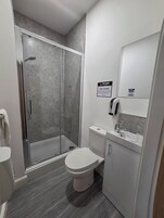 Ducha, toallas, jabón, shampoo