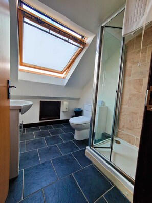 Douche, serviettes fournies, savon, papier toilette