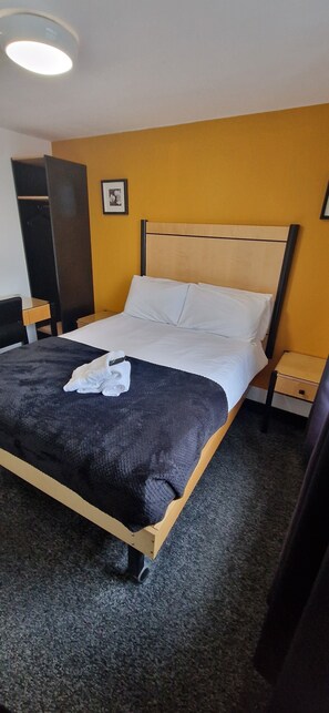 Standard Double Room | Free WiFi, bed sheets