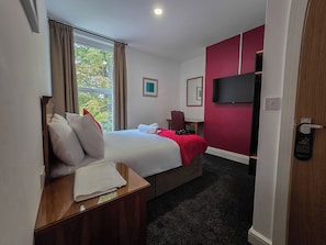 Quarto casal standard | Escrivaninha, Wi-Fi de cortesia, roupa de cama