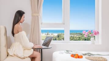 Superior Triple Room | Meja, Wi-fi percuma, cadar katil