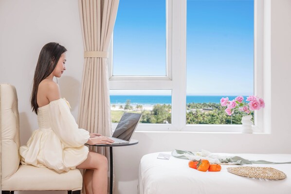 Habitación triple superior | Escritorio, wifi gratis y ropa de cama