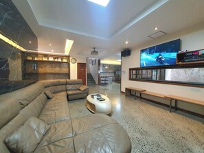 Standard-Villa, Balkon | Wohnbereich | Flachbildfernseher