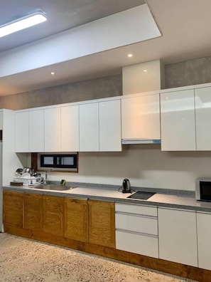 Villa, balcón | Cocina privada | Refrigerador con congelador, microondas y lavavajillas