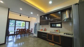 Refrigerador con freezer, microondas, lavavajillas, utensilios de cocina