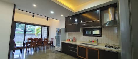 スタンダード ヴィラ | 専用キッチン | 大型冷蔵庫、電子レンジ、食器洗い機、調理器具と食器