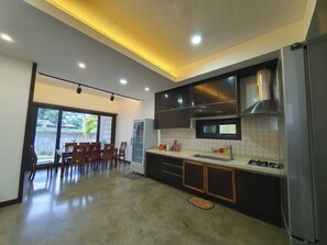 Villa estándar | Cocina privada | Refrigerador con congelador, microondas y lavavajillas 