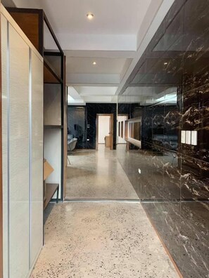 Villa, Balkon | Wohnbereich | Flachbildfernseher