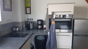 Fridge, microwave, oven, coffee/tea maker