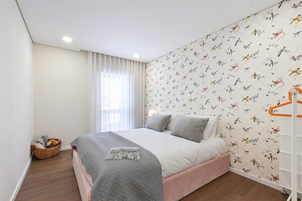 2 bedrooms, iron/ironing board, Internet, bed sheets