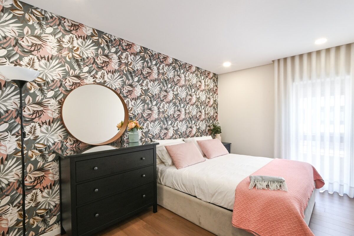 2 bedrooms, iron/ironing board, internet, bed sheets