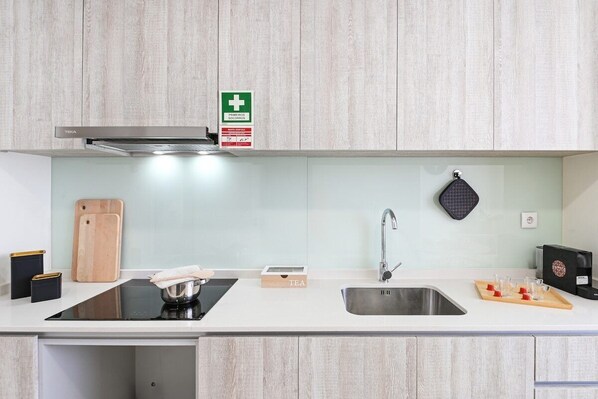 Refrigerador, parrilla de estufa, tetera eléctrica y tostadora 