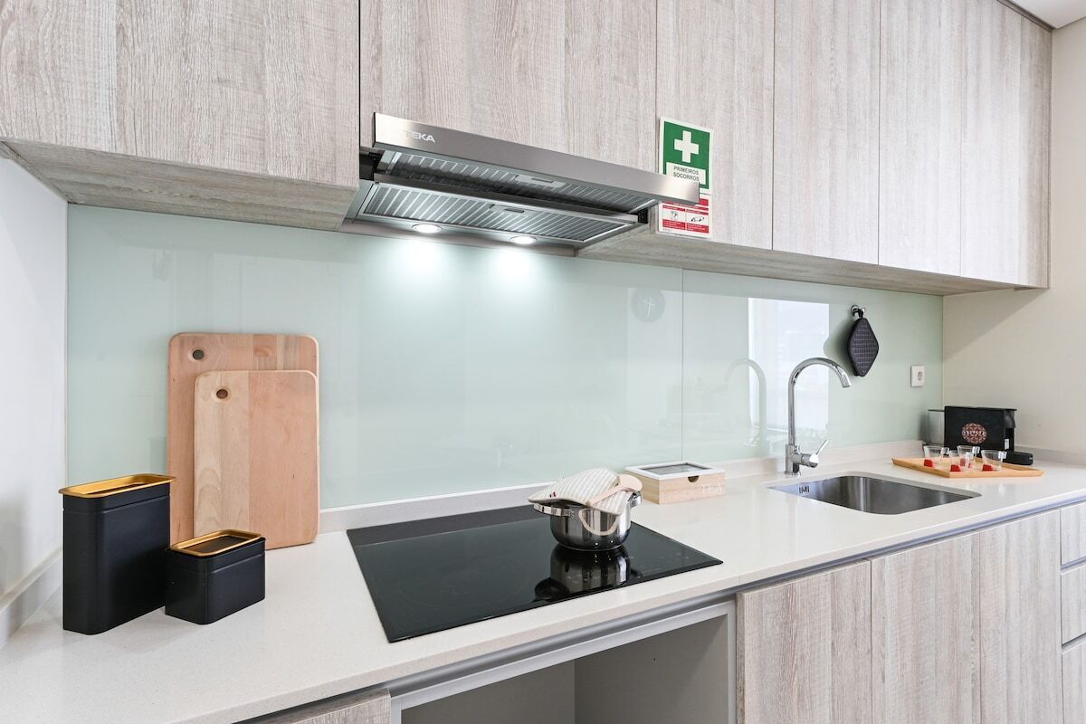 Refrigerador, parrilla de estufa, tetera eléctrica y tostadora 
