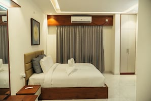 Desk, soundproofing, free WiFi, bed sheets - Snap Inn Rooms By The Buzz House (Anekal)