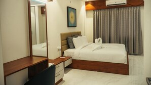 Una camera da letto moderna con un letto in legno, un comodino, una scrivania e una sedia.