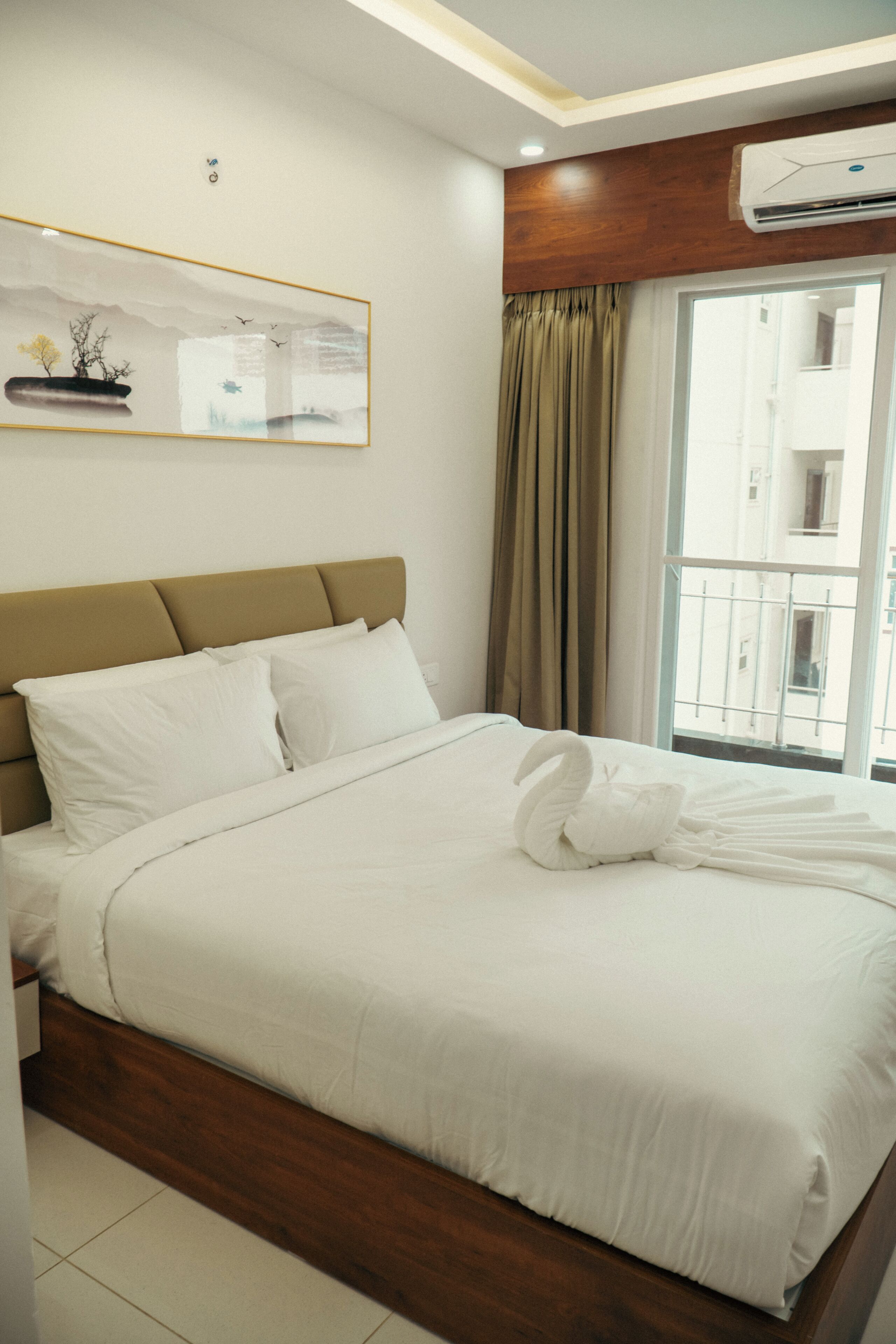 Desk, soundproofing, free WiFi, bed sheets