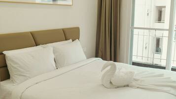 Desk, soundproofing, free WiFi, bed sheets