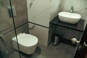 Shower, free toiletries, hair dryer, soap - Snap Inn Rooms By The Buzz House (Anekal)