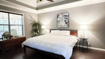 3 quartos, escrivaninha, ferros/tábuas de passar roupa