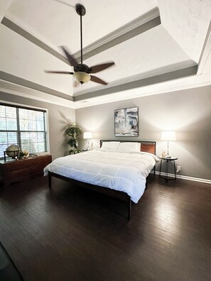 3 habitaciones, escritorio, tabla de planchar con plancha y wifi gratis 