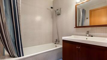 Ducha, secador de pelo y toallas