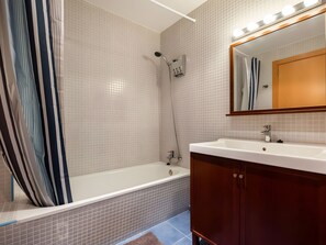 Suihku, hiustenkuivaaja, pyyhkeet